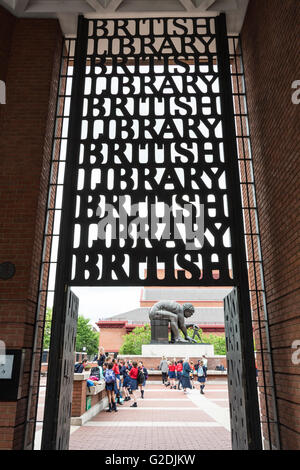 Una statua di bronzo di Sir Isaac Newton di Eduardo Paolozzi, al di fuori della British Library di Londra, Inghilterra, Regno Unito Foto Stock