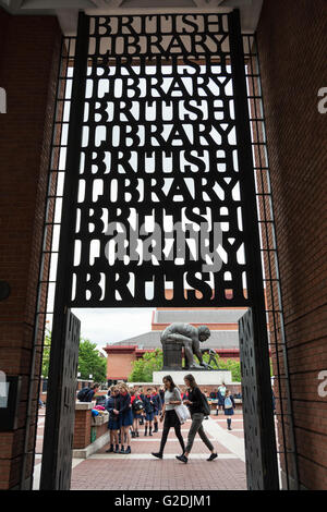 Una statua di bronzo di Sir Isaac Newton di Eduardo Paolozzi, al di fuori della British Library di Londra, Inghilterra, Regno Unito Foto Stock