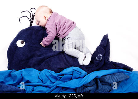 Bambino di 4 mesi ragazza a cavallo di Whale Foto Stock