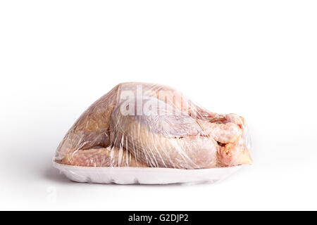 Crudo Intero pollo pizzicata su un dispositivo monouso styrofoam cestella in involucro di plastica Foto Stock