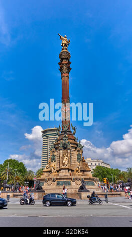 Il monumento di Colombo è amonument a Cristoforo Colombo in corrispondenza della estremità inferiore della Rambla, Barcelona, Catalogna, Spagna. Foto Stock