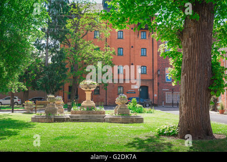 Giardino georgiano piazza Suffolk, vista di Piazza St Mary a Bury St Edmunds, Suffolk, con la birreria Greene King sullo sfondo, Inghilterra UK. Foto Stock