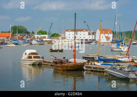 Fiume paesaggio Suffolk, vista in estate di imbarcazioni da diporto ormeggiate sul fiume Deben a Woodbridge, Suffolk, Inghilterra Regno Unito. Foto Stock