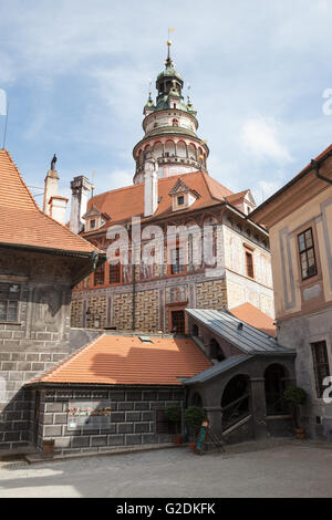 Bella vista della torre campanaria nel castello di Cesky Krumlov, Repubblica Ceca Foto Stock