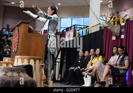 Veglia di Emanuel fornisce il Valedictorian discorso come U.S la First Lady Michelle Obama si affaccia su durante la Santa Fe Indian School di alta scuola cerimonia di inizio Maggio 26, 2016 a Santa Fe, New Mexico. Foto Stock