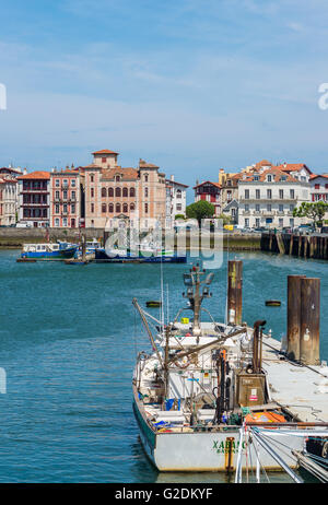 Barche da pesca in Saint Jean de Luz - Ciboure porto di pesca con maison de Le Infante Joanoenia in background. Aquitaine. La Francia. Foto Stock