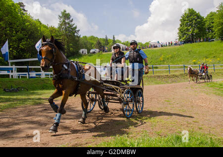 Carrozza pullman tra le stazioni di gara presso il corso del terreno le gare a Dillenburg in Germania Foto Stock