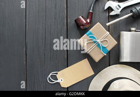 Padri giorno confezione regalo legato in nastro blu su un sfondo di legno con etichetta Foto Stock