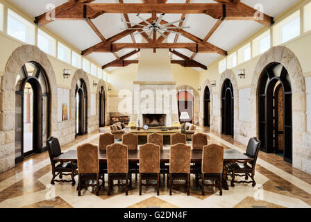 Aree soggiorno e pranzo nella grande sala della casa opulento Foto Stock