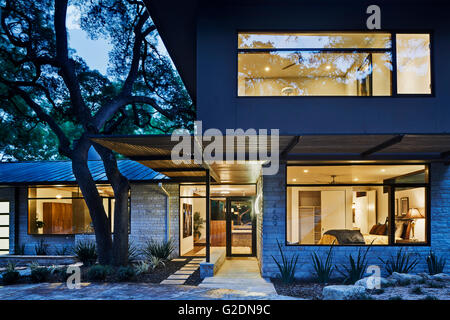 Casa contemporanea esterno di notte, Close-Up Foto Stock