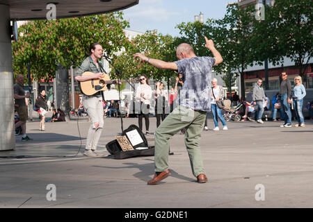 Musicista di strada Alexanderplatz Berlino Germania Europa Foto Stock