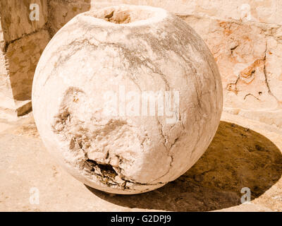 Sfera di marmo con venature e crepe, Dettagli architettonici Foto Stock