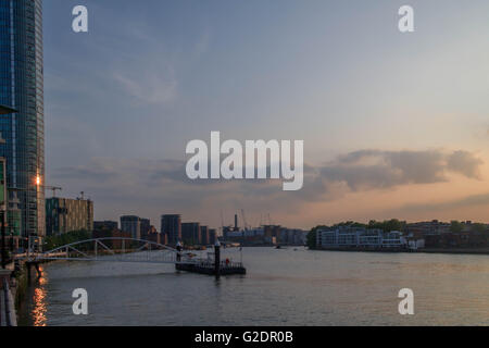 Il tramonto su Vauxhall è stato preso da Riverside Walk guardando verso sud con una chiara impostazione sun oltre l'edificio Foto Stock