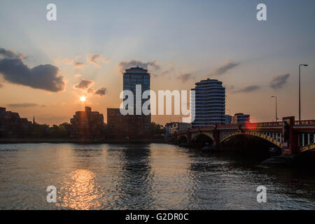 Il tramonto su Vauxhall è stato preso da Riverside Walk guardando verso sud con una chiara impostazione sun oltre l'edificio Foto Stock