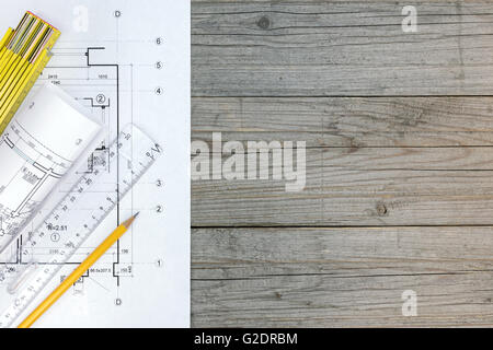 Area di lavoro di architetto con blueprint, righello e matita sulla scrivania in legno Foto Stock