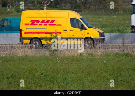 Hoogeveen, Paesi Bassi, 6 Maggio 2016: dhl delivery carrello guida su autostrada A28 lungo la Oude Kene a Hoogeveen. Foto Stock