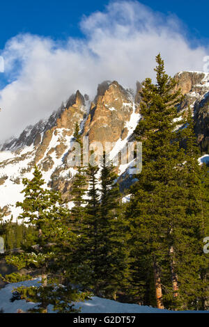 Nuvole roll over le aspre cime di montagna Flattop nel Parco Nazionale delle Montagne Rocciose Foto Stock