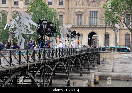 La Passerelle enchantee da Daniel Hourde scultore, Pont des Arts passerella sul fiume Senna, Parigi, Francia, il museo del Louvre Foto Stock