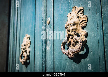 Porta antichi battenti di una porta vecchia. Foto Stock