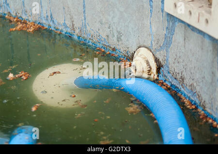 Abbandonata la piscina di acqua Foto Stock