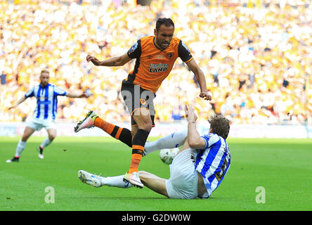 Hull City's Ahmed Elmohamady (sinistra) grovigli con Sheffield mercoledì in Glenn Loovens durante il campionato Play-Off finale allo stadio di Wembley, Londra. Foto Stock