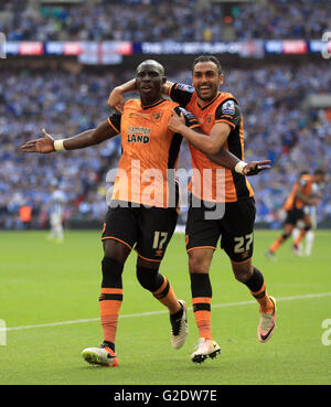 Hull City's Mohamed Diame punteggio celebra il suo lato del primo obiettivo del gioco con Ahmed Elmohamady (a destra) durante il campionato Play-Off finale allo stadio di Wembley, Londra. Foto Stock