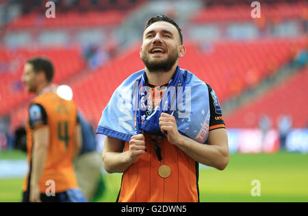 Hull City Robert Snodgrass festeggia dopo aver vinto il campionato Play-Off finale allo stadio di Wembley, Londra. Stampa foto di associazione. Picture Data: Sabato 28 Maggio, 2016. Vedere PA storia del campionato di calcio. Foto di credito dovrebbe leggere: Nigel francese/filo PA. Restrizioni: solo uso editoriale nessun uso non autorizzato di audio, video, dati, calendari, club/campionato loghi o 'live' servizi. Online in corrispondenza uso limitato a 75 immagini, nessun video emulazione. Nessun uso in scommesse, giochi o un singolo giocatore/club/league pubblicazioni. Foto Stock