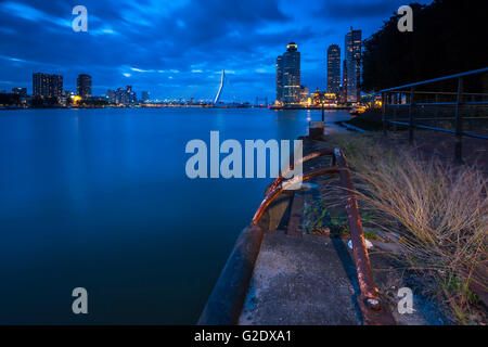 Rotterdam skyline della città durante il blu ora al tramonto. Una lunga esposizione rende il movimento delle nuvole nel cielo visibile. Foto Stock