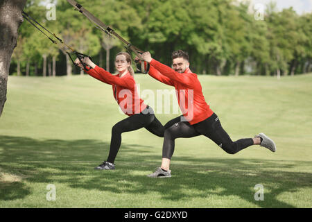 Sport l uomo e la donna la formazione nel parco Foto Stock