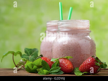 Frullato di fragole con paglia e tutta la fragola con spazio di copia Foto Stock