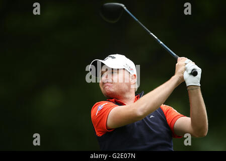 L'Inghilterra del James Morrison tees off sulla terza durante il giorno quattro del BMW PGA Championship di Wentworth Club, Windsor. Foto Stock