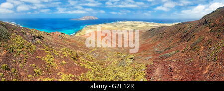 In vista del cratere vulcanico del Montana Bermeja, isola Montaña Clara in background, Graciosa, Lanzarote, Isole Canarie Foto Stock