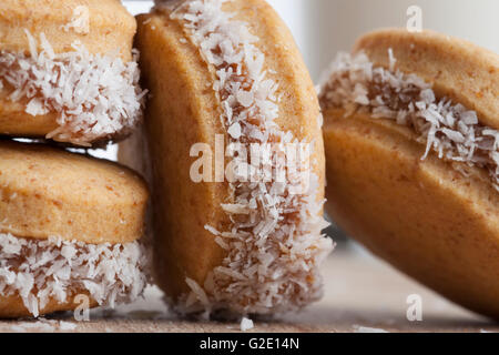 Piccolo giro cocnut cookies clos-up in legno marrone Foto Stock