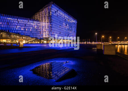 Illuminata, harpa concert hall e il centro conferenze, di notte, Reykjavik, Islanda Foto Stock