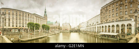 Panorama del piccolo lago Alster con City Hall e le sale Alster portici, Hamburg, Amburgo, Germania Foto Stock