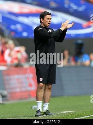 Paul Heckingbottom, direttore del custode di Barnsley, applaude i suoi giocatori dalla linea di contatto durante la finale Play-Off di Sky Bet League One allo stadio di Wembley, Londra. PREMERE ASSOCIAZIONE foto. Data immagine: Domenica 29 maggio 2016. Vedi storia della PA CALCIO League One. Il credito fotografico dovrebbe essere: Nigel French/PA Wire. RESTRIZIONI: Nessun utilizzo con audio, video, dati, elenchi di apparecchi, logo di club/campionato o servizi "live" non autorizzati. L'uso in-match online è limitato a 75 immagini, senza emulazione video. Nessun utilizzo nelle scommesse, nei giochi o nelle pubblicazioni di singoli club/campionati/giocatori. Foto Stock