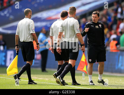 Barnsley caretaker manager Paul Heckingbottom parla con match arbitro Stuart Attwell (centro) a metà tempo nel cielo di Scommessa Uno League Play-Off finale allo stadio di Wembley, Londra. Foto Stock