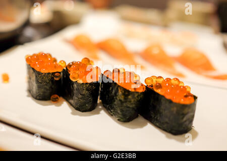 Il cibo giapponese piatto, salmone Roe o maki sushi, effetto di profondità di campo Foto Stock