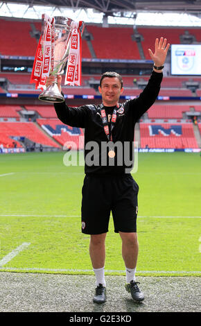 Barnsley caretaker manager Paul Heckingbottom celebra con il trofeo dopo il cielo Scommessa Uno League Play-Off finale allo stadio di Wembley, Londra. Foto Stock