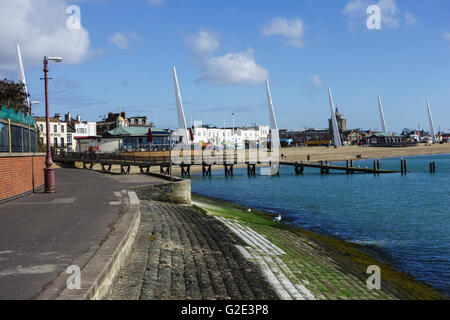 City Beach a Southend on Sea, che mostra sei alti pilastri di illuminazione. Foto Stock