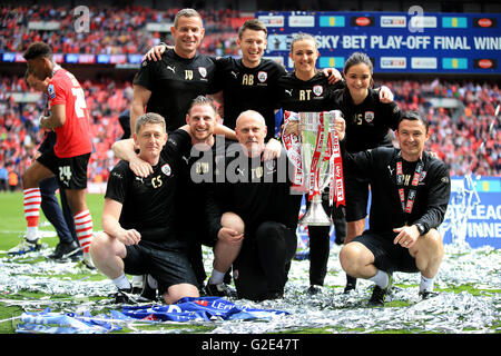 Barnsley caretaker manager Paul Heckingbottom (destra) celebra con il trofeo al fianco di portiere coach John Vaughan (posteriore sinistra), assistente allenatore Tommy Wright (Frontale per seconda a destra), capo fisioterapista Craig Sedgwick (anteriore sinistro) e testa di scienze dello sport Nathan Avvolgitore anteriore (seconda a sinistra) dopo il cielo Scommessa Uno League Play-Off finale allo stadio di Wembley, Londra. Stampa foto di associazione. Picture Data: domenica 29 maggio, 2016. Vedere PA storia Soccer League. Foto di credito dovrebbe leggere: Nick Potts/filo PA. Restrizioni: solo uso editoriale nessun uso non autorizzato di audio, video, dati, elenco delle attrezzature Foto Stock