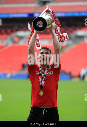 Barnsley's Sam Winnall celebra con il trofeo dopo aver vinto la scommessa del cielo uno League Play-Off finale allo stadio di Wembley, Londra. Foto Stock