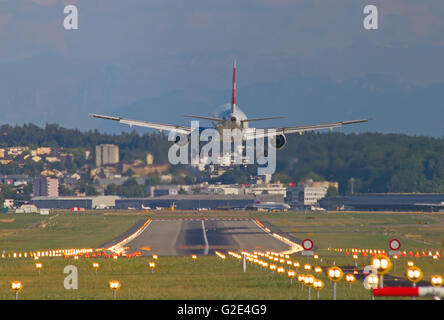 Zurigo - 18 Luglio: svizzero una-320 sbarco in aeroporto di Zurigo dopo breve raggio del volo su luglio 18, 2015 a Zurigo, Svizzera. Zurigo Foto Stock