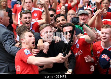 Barnsley's Sam Winnall festeggia con una GoPro Camera e appassionati dopo il cielo Scommessa Uno League Play-Off finale allo stadio di Wembley, Londra. Foto Stock