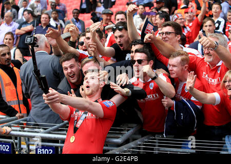 Barnsley's Sam Winnall festeggia con una GoPro Camera e appassionati dopo il cielo Scommessa Uno League Play-Off finale allo stadio di Wembley, Londra. Foto Stock