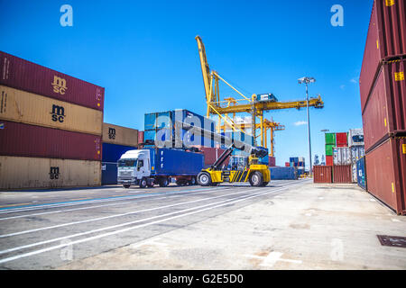 Raggiungere il sollevamento del raccoglitore di contenitori in una dock Foto Stock