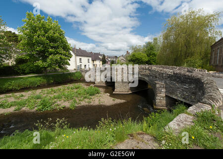 Packhorse ponte sopra il fiume a Clun Clun Shropshire West Midlands England Regno Unito Foto Stock