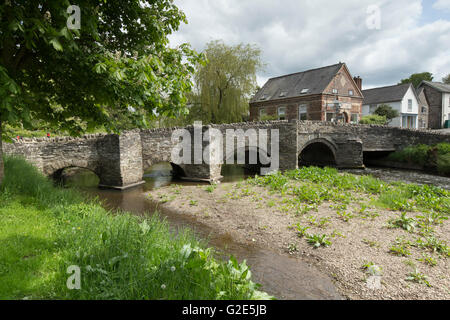 Packhorse ponte sopra il fiume a Clun Clun Shropshire West Midlands England Regno Unito Foto Stock