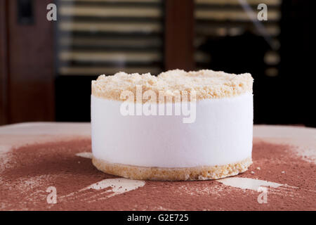 Il formaggio bianco torta sul cacao in polvere con i segni delle forche Foto Stock