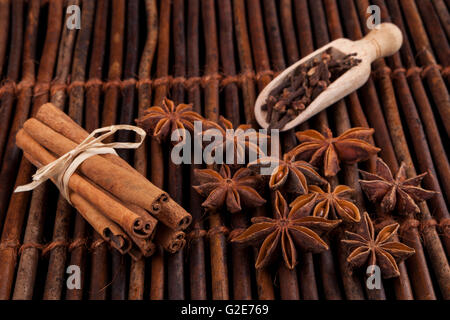 Bastoncini di cannella con forma a stella anis sul legno scuro dello sfondo Foto Stock